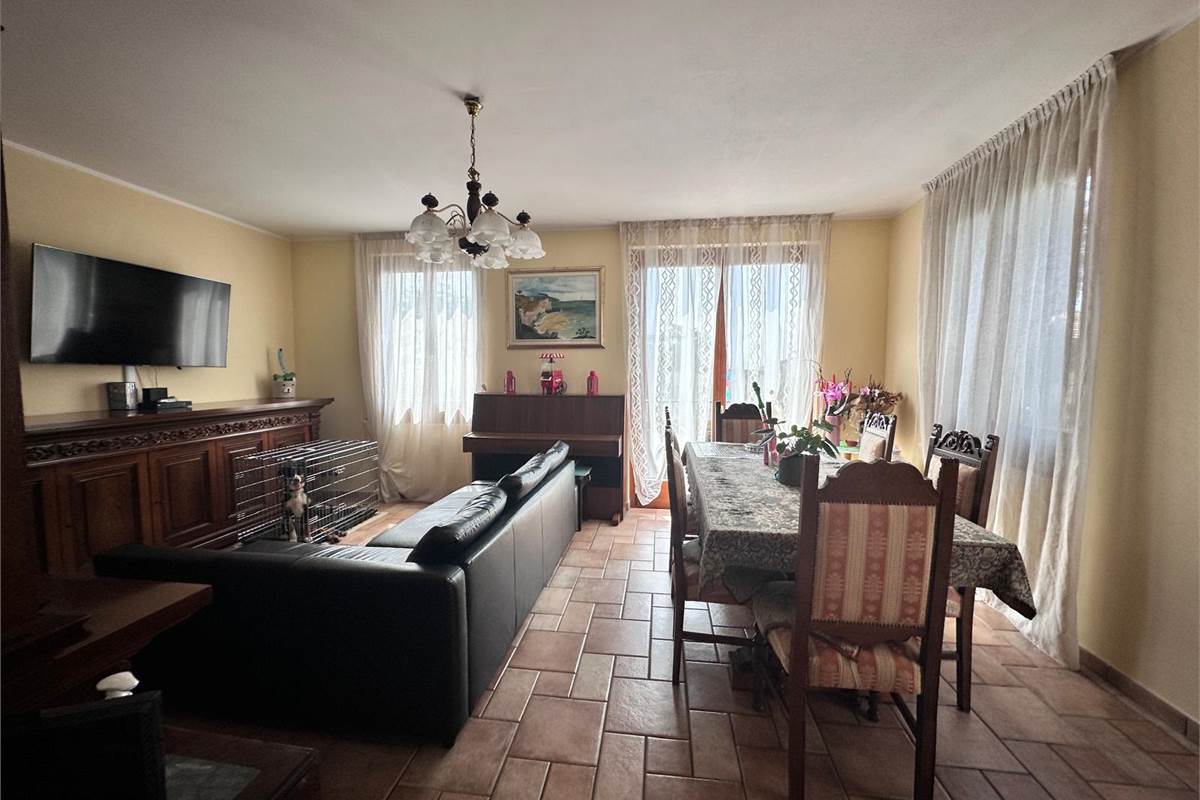 ERBA:BUCCINIGO -ALBAVILLA:PORZIONE DI VILLA CON GIARDINO