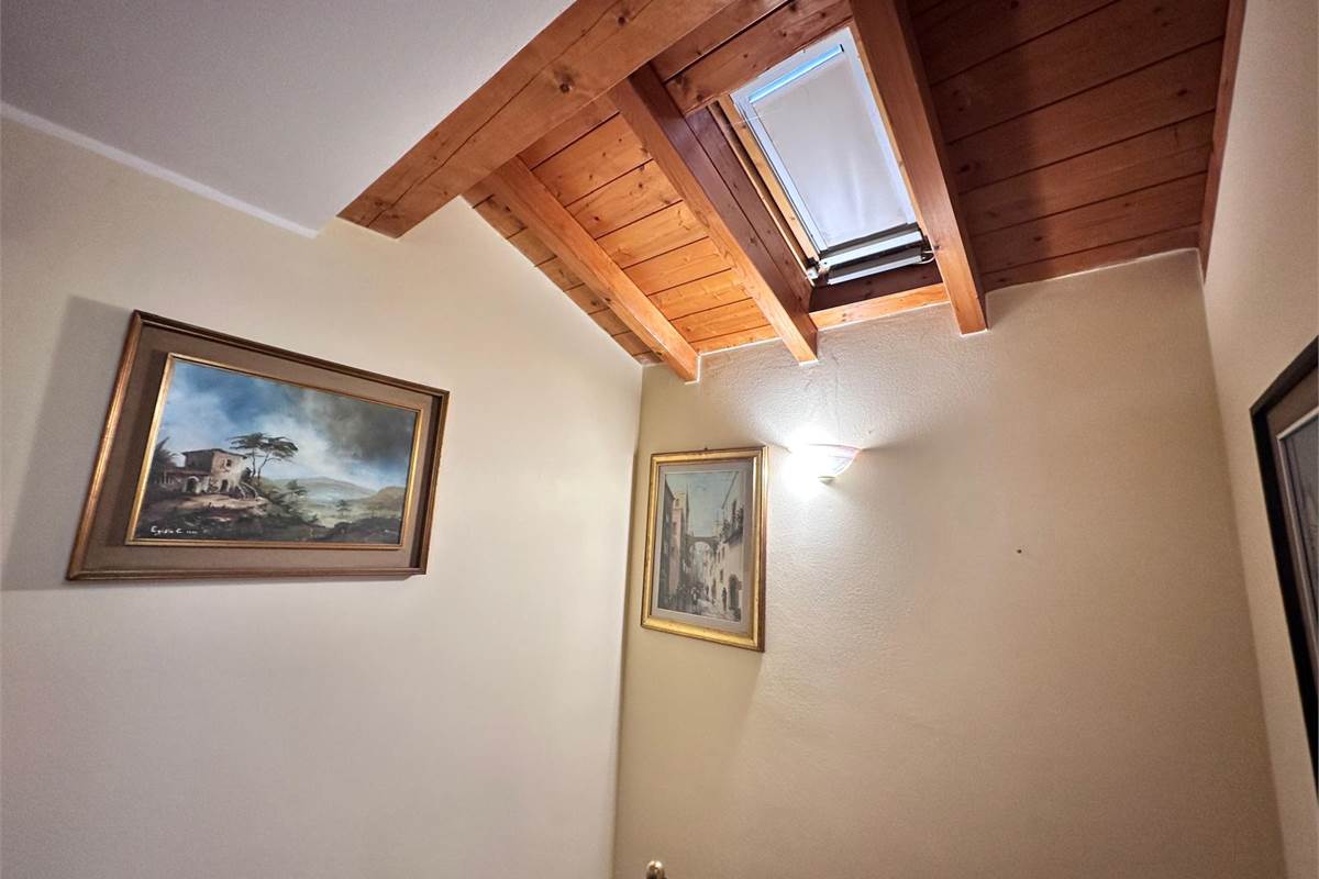 ERBA:BUCCINIGO -ALBAVILLA:PORZIONE DI VILLA CON GIARDINO