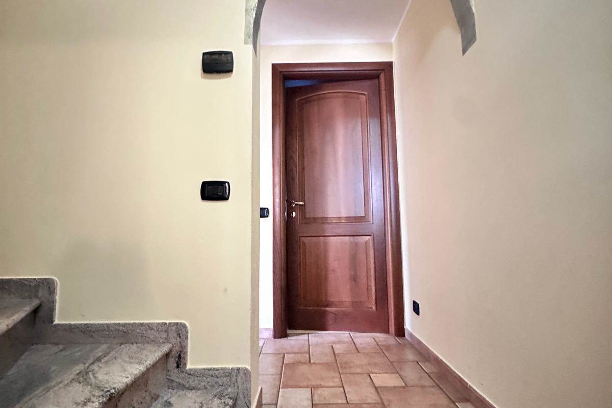 ERBA:BUCCINIGO -ALBAVILLA:PORZIONE DI VILLA CON GIARDINO