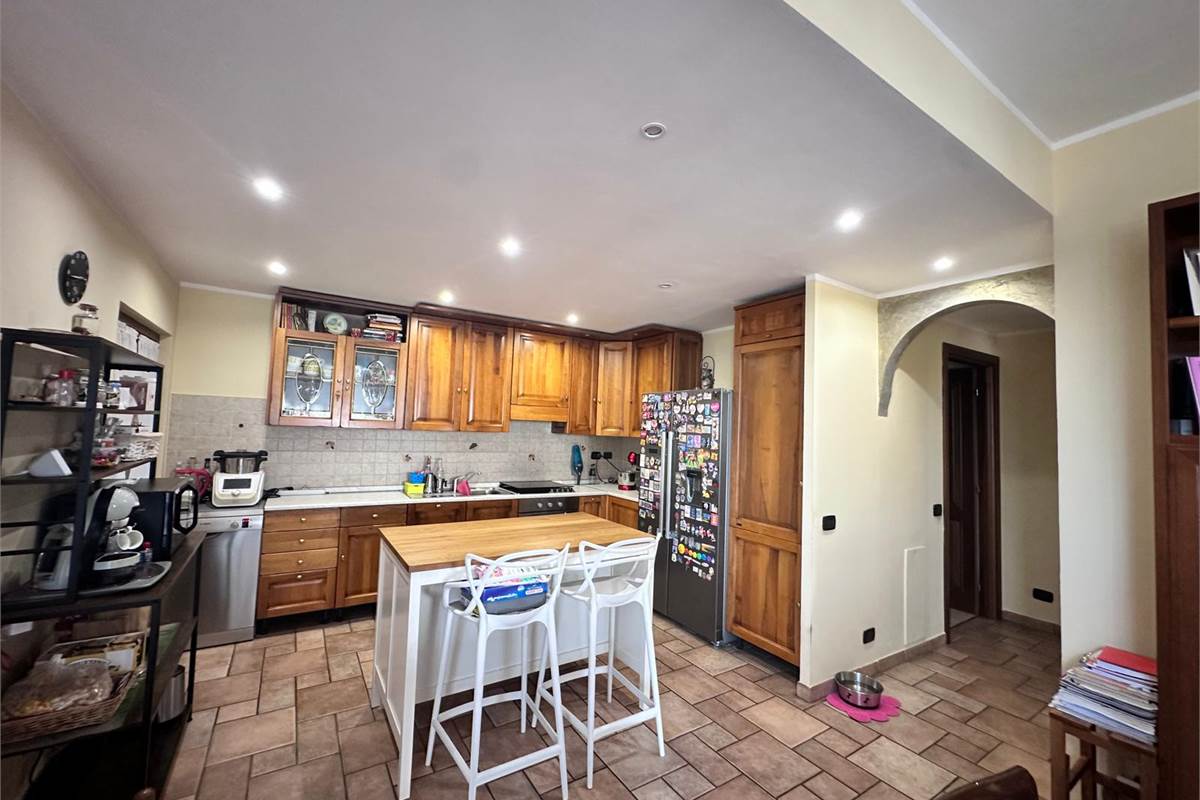 ERBA:BUCCINIGO -ALBAVILLA:PORZIONE DI VILLA CON GIARDINO