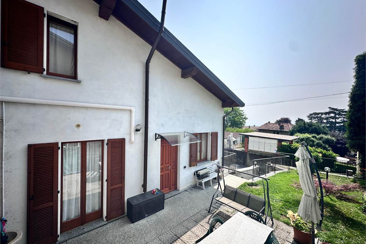 ERBA:BUCCINIGO -ALBAVILLA:PORZIONE DI VILLA CON GIARDINO