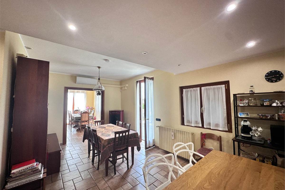 ERBA:BUCCINIGO -ALBAVILLA:PORZIONE DI VILLA CON GIARDINO