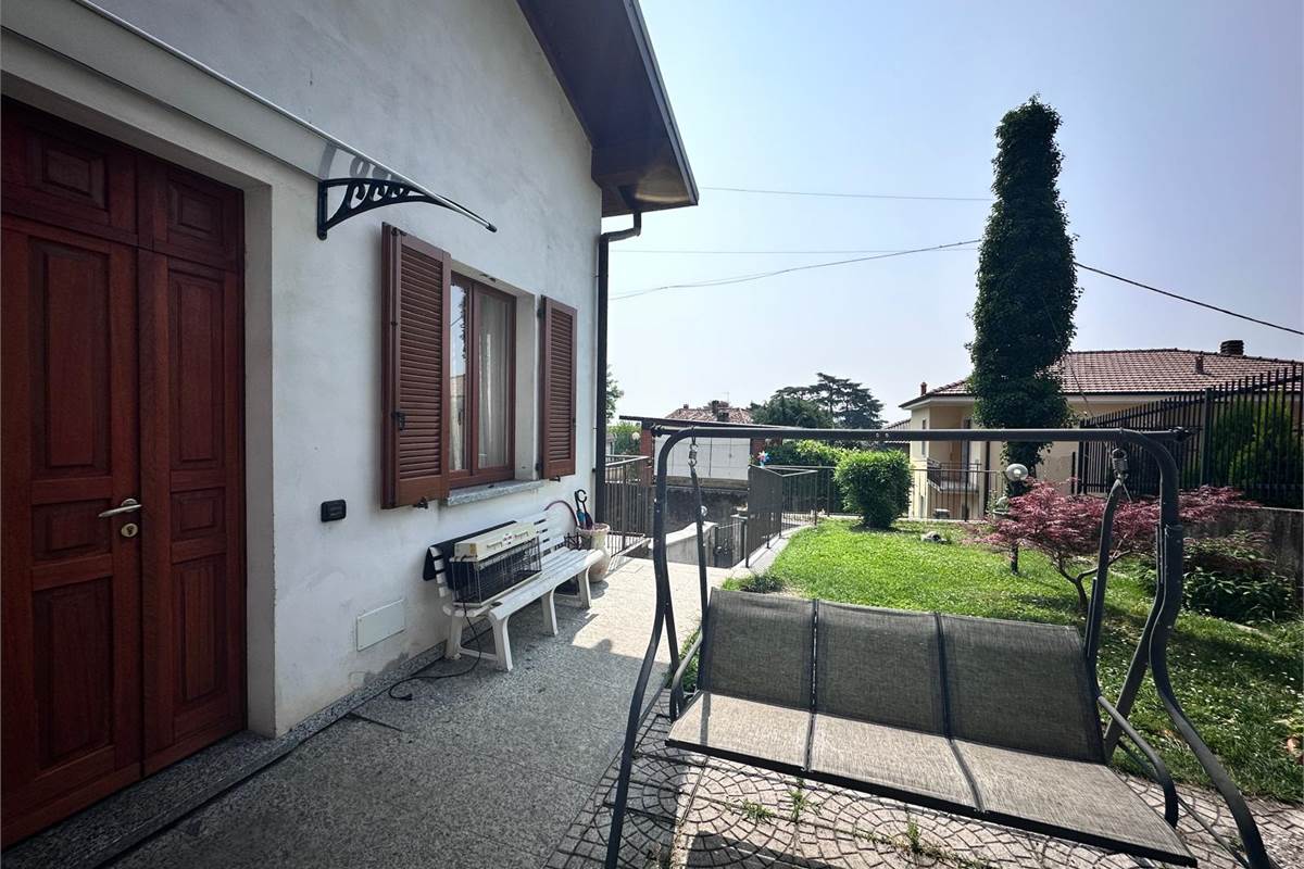 ERBA:BUCCINIGO -ALBAVILLA:PORZIONE DI VILLA CON GIARDINO