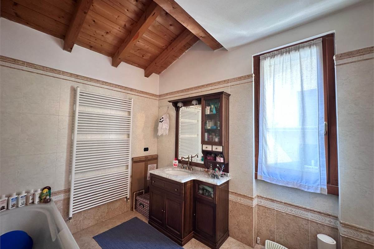 ERBA:BUCCINIGO -ALBAVILLA:PORZIONE DI VILLA CON GIARDINO