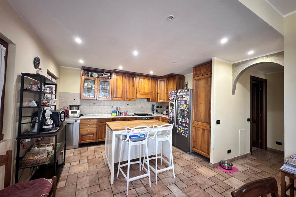 ERBA:BUCCINIGO -ALBAVILLA:PORZIONE DI VILLA CON GIARDINO