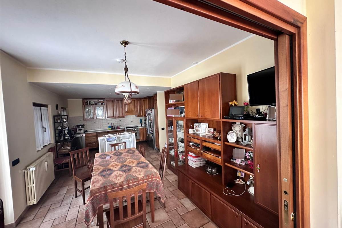 ERBA:BUCCINIGO -ALBAVILLA:PORZIONE DI VILLA CON GIARDINO