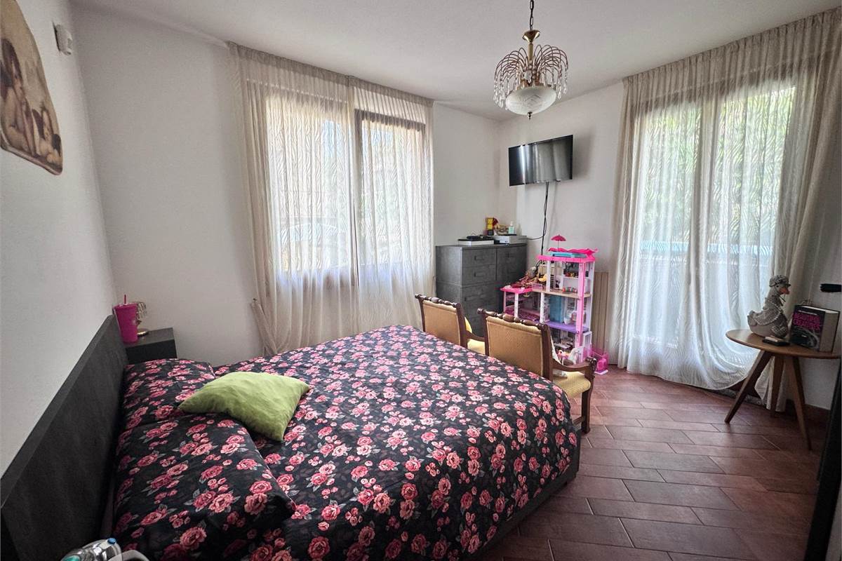 ERBA:BUCCINIGO -ALBAVILLA:PORZIONE DI VILLA CON GIARDINO