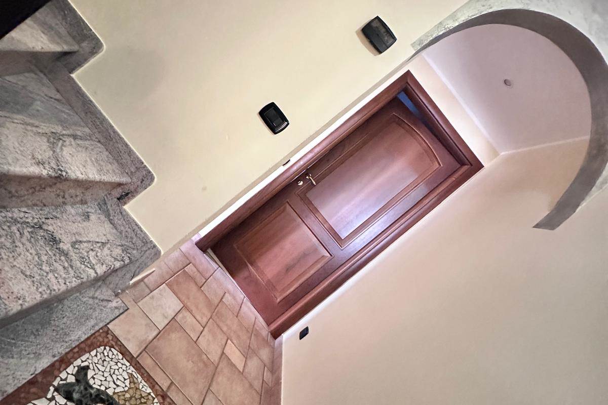 ERBA:BUCCINIGO -ALBAVILLA:PORZIONE DI VILLA CON GIARDINO