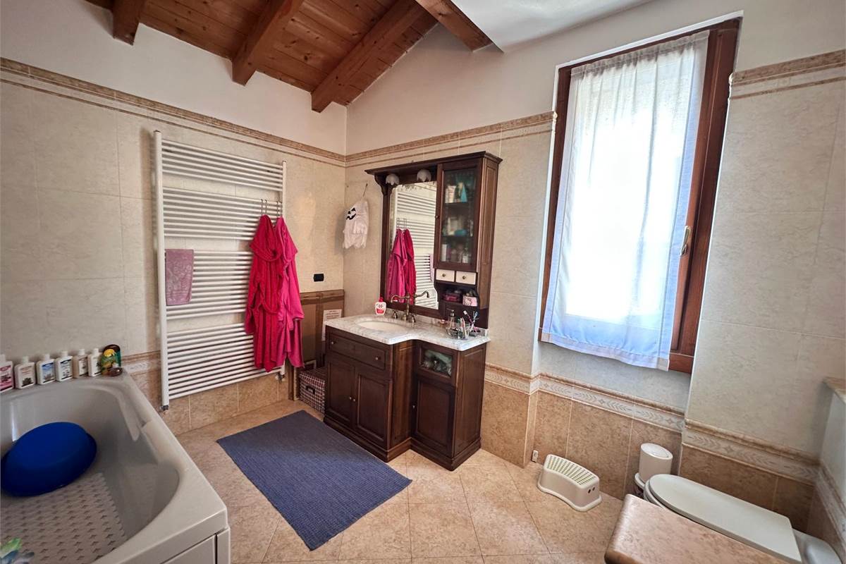 ERBA:BUCCINIGO -ALBAVILLA:PORZIONE DI VILLA CON GIARDINO