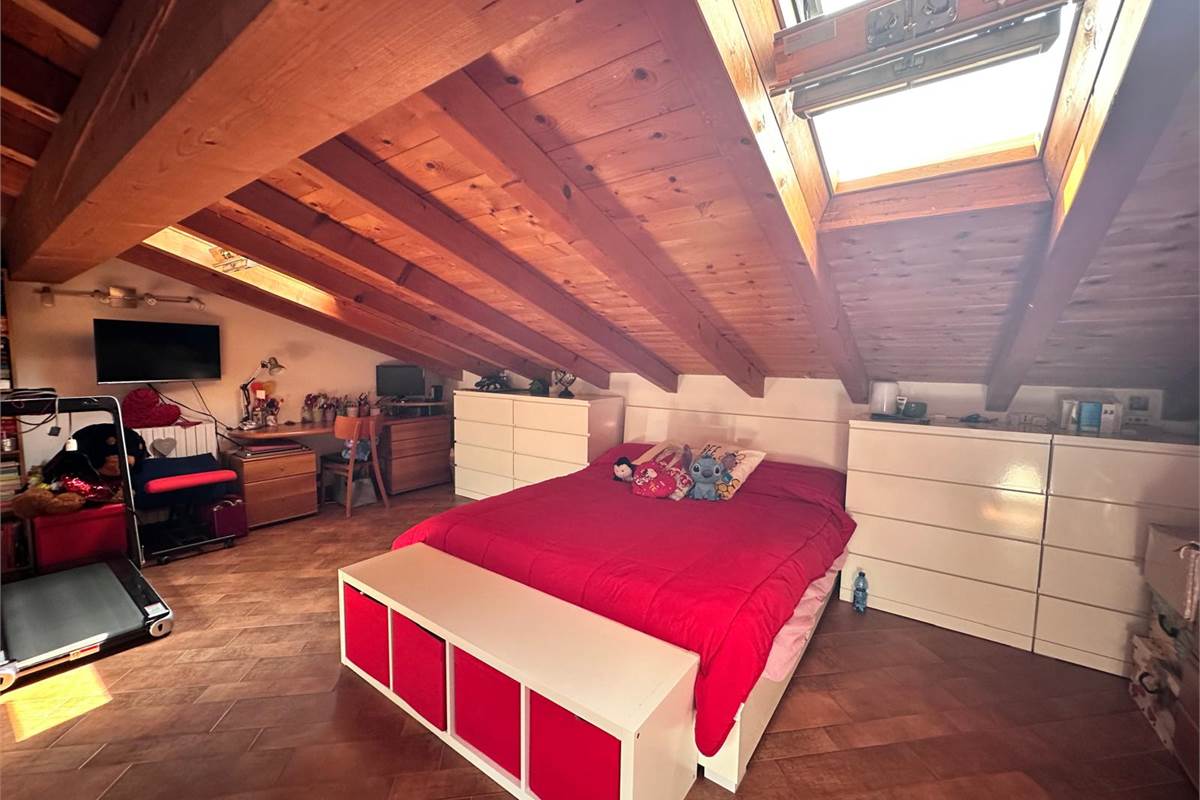 ERBA:BUCCINIGO -ALBAVILLA:PORZIONE DI VILLA CON GIARDINO