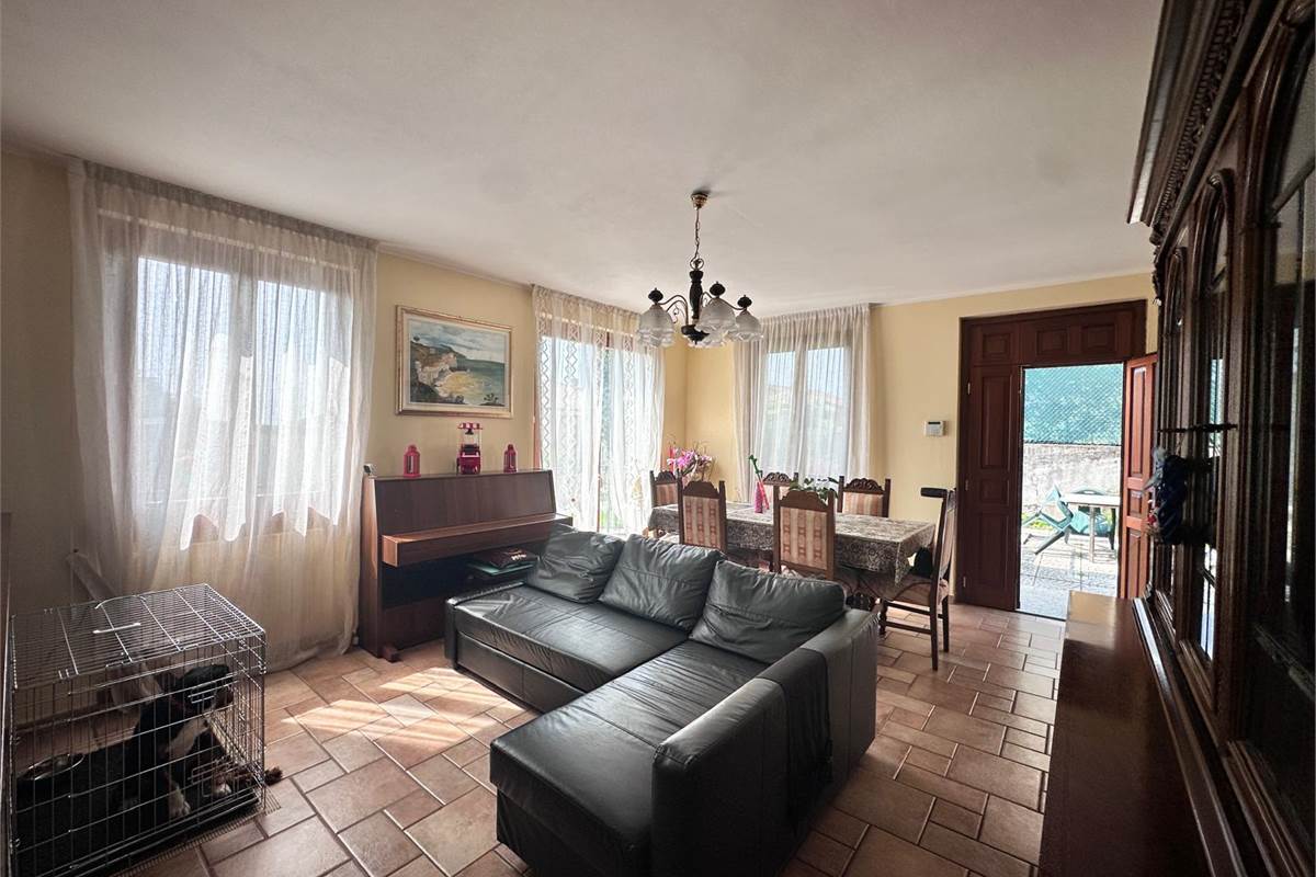 ERBA:BUCCINIGO -ALBAVILLA:PORZIONE DI VILLA CON GIARDINO