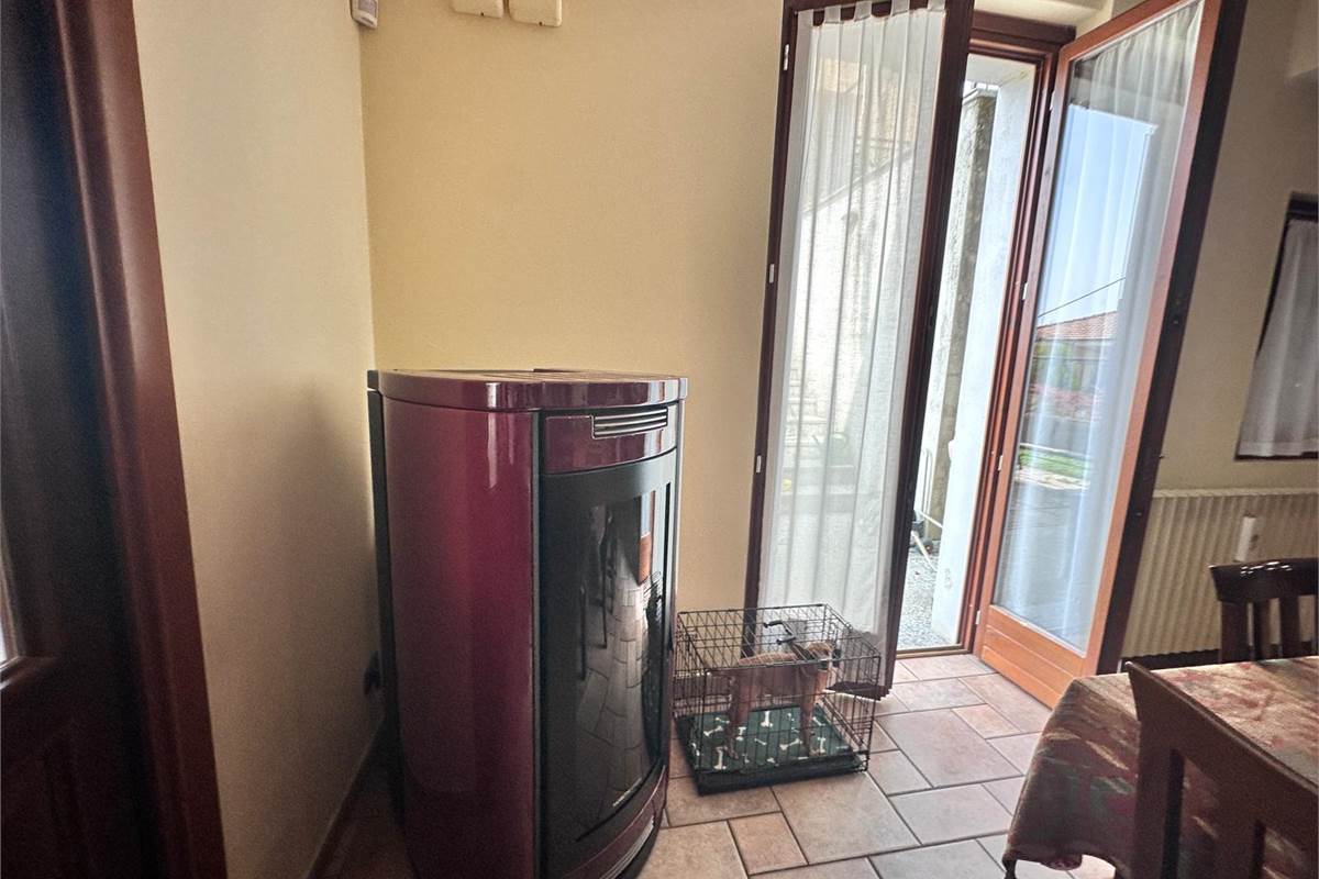 ERBA:BUCCINIGO -ALBAVILLA:PORZIONE DI VILLA CON GIARDINO