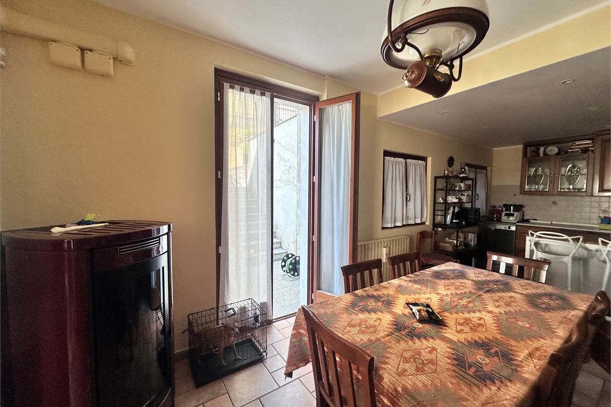 ERBA:BUCCINIGO -ALBAVILLA:PORZIONE DI VILLA CON GIARDINO