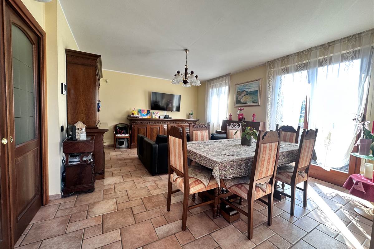 ERBA:BUCCINIGO -ALBAVILLA:PORZIONE DI VILLA CON GIARDINO