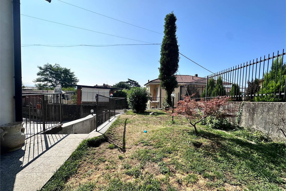 ERBA:BUCCINIGO -ALBAVILLA:PORZIONE DI VILLA CON GIARDINO