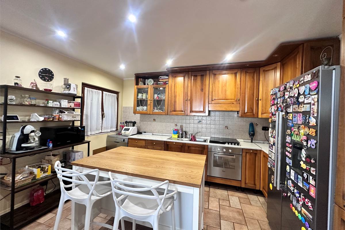 ERBA:BUCCINIGO -ALBAVILLA:PORZIONE DI VILLA CON GIARDINO