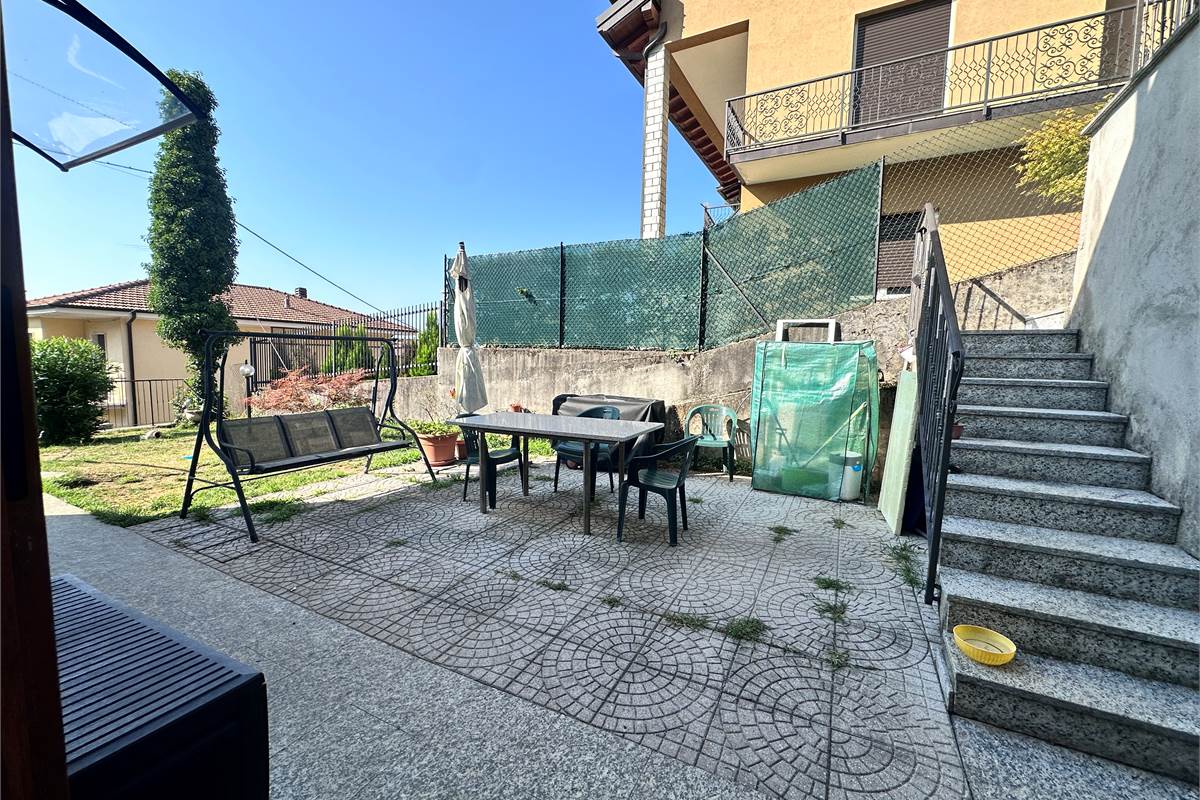 ERBA:BUCCINIGO -ALBAVILLA:PORZIONE DI VILLA CON GIARDINO