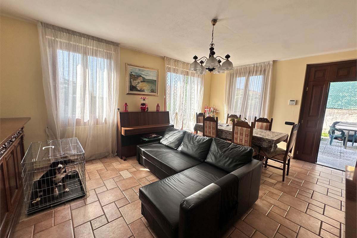 ERBA:BUCCINIGO -ALBAVILLA:PORZIONE DI VILLA CON GIARDINO