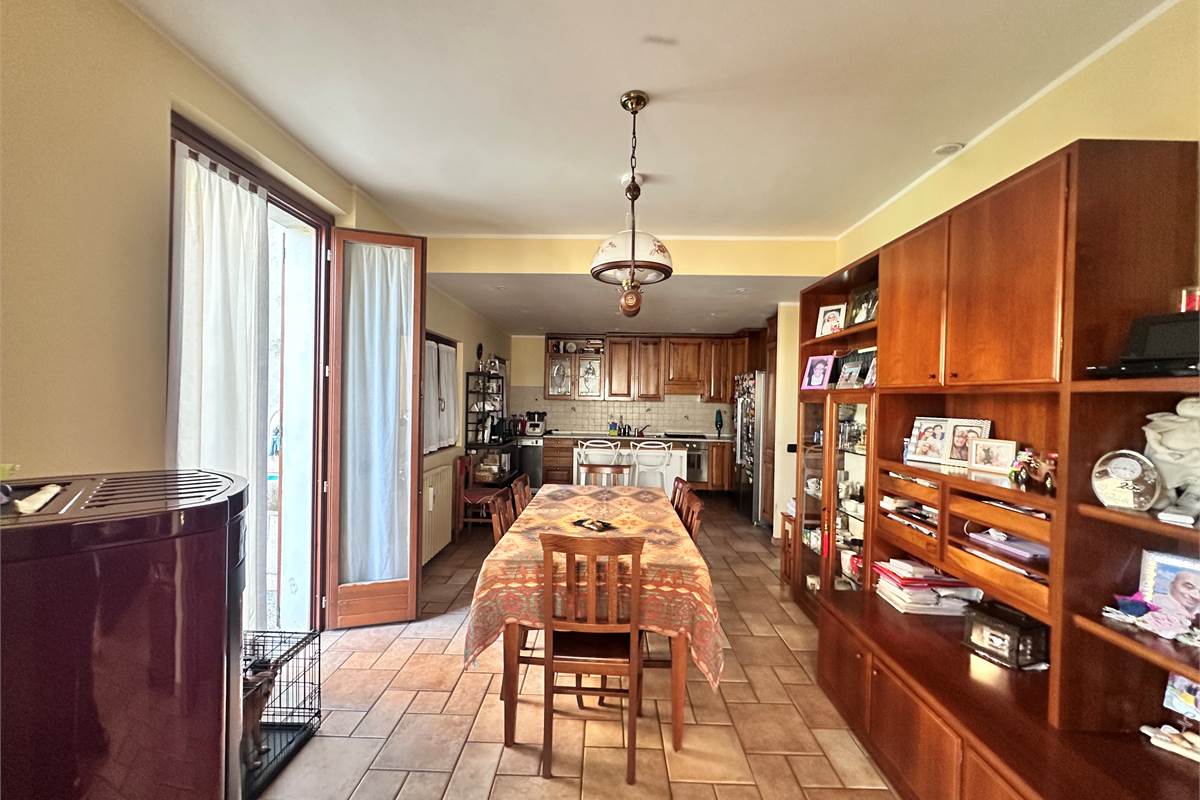 ERBA:BUCCINIGO -ALBAVILLA:PORZIONE DI VILLA CON GIARDINO