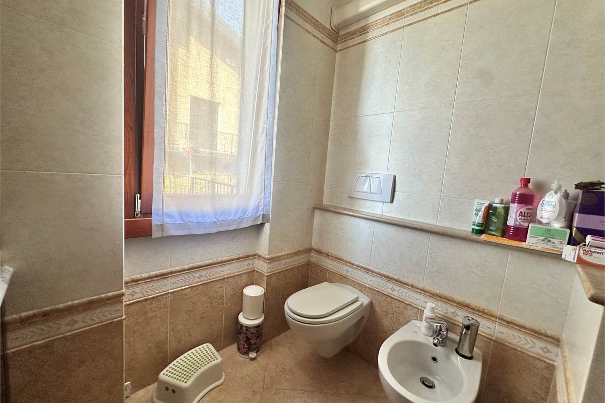 ERBA:BUCCINIGO -ALBAVILLA:PORZIONE DI VILLA CON GIARDINO