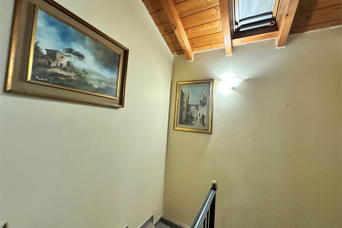 ERBA:BUCCINIGO -ALBAVILLA:PORZIONE DI VILLA CON GIARDINO