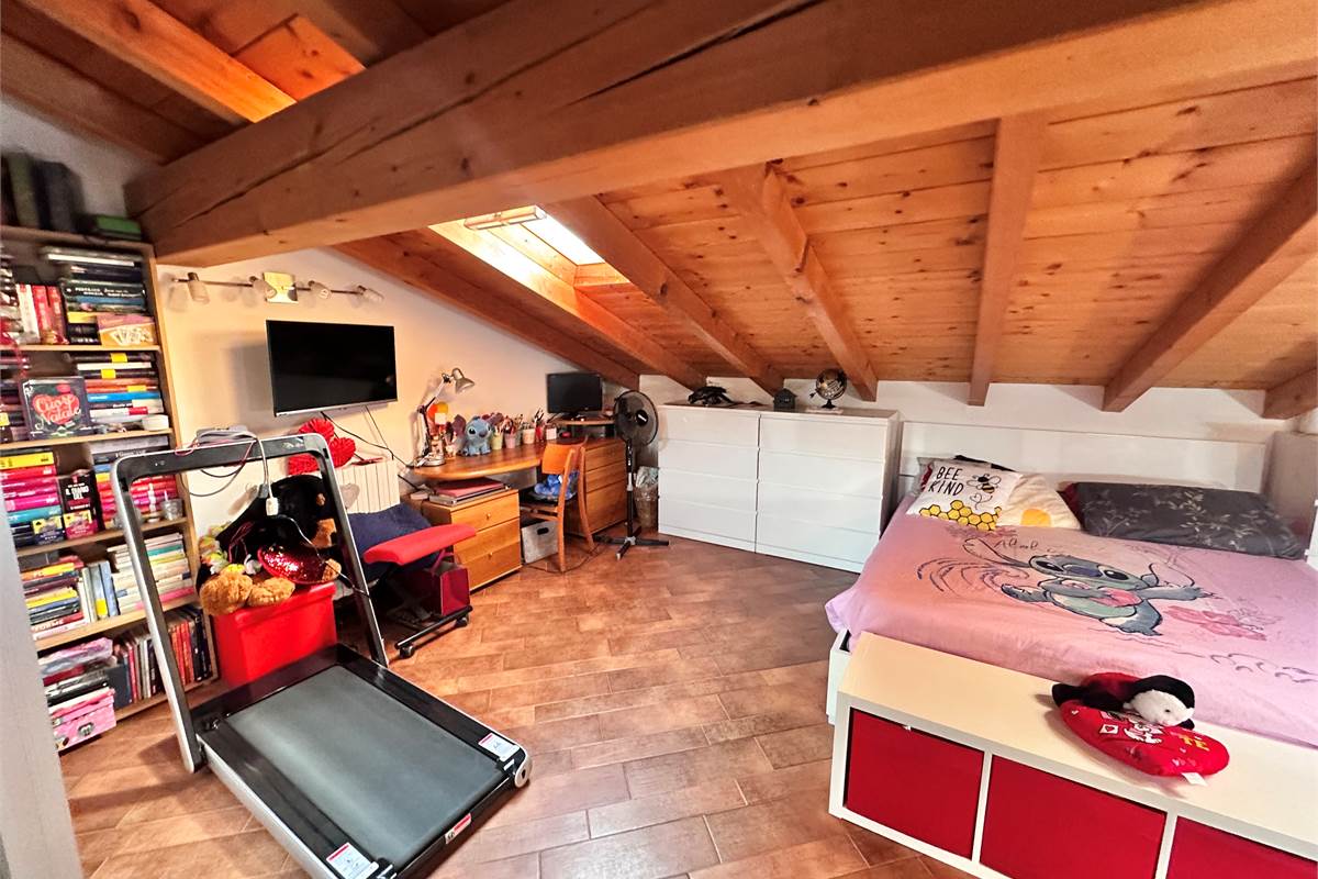 ERBA:BUCCINIGO -ALBAVILLA:PORZIONE DI VILLA CON GIARDINO