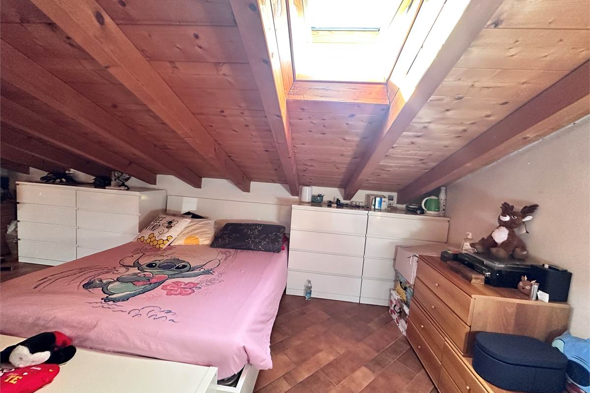 ERBA:BUCCINIGO -ALBAVILLA:PORZIONE DI VILLA CON GIARDINO