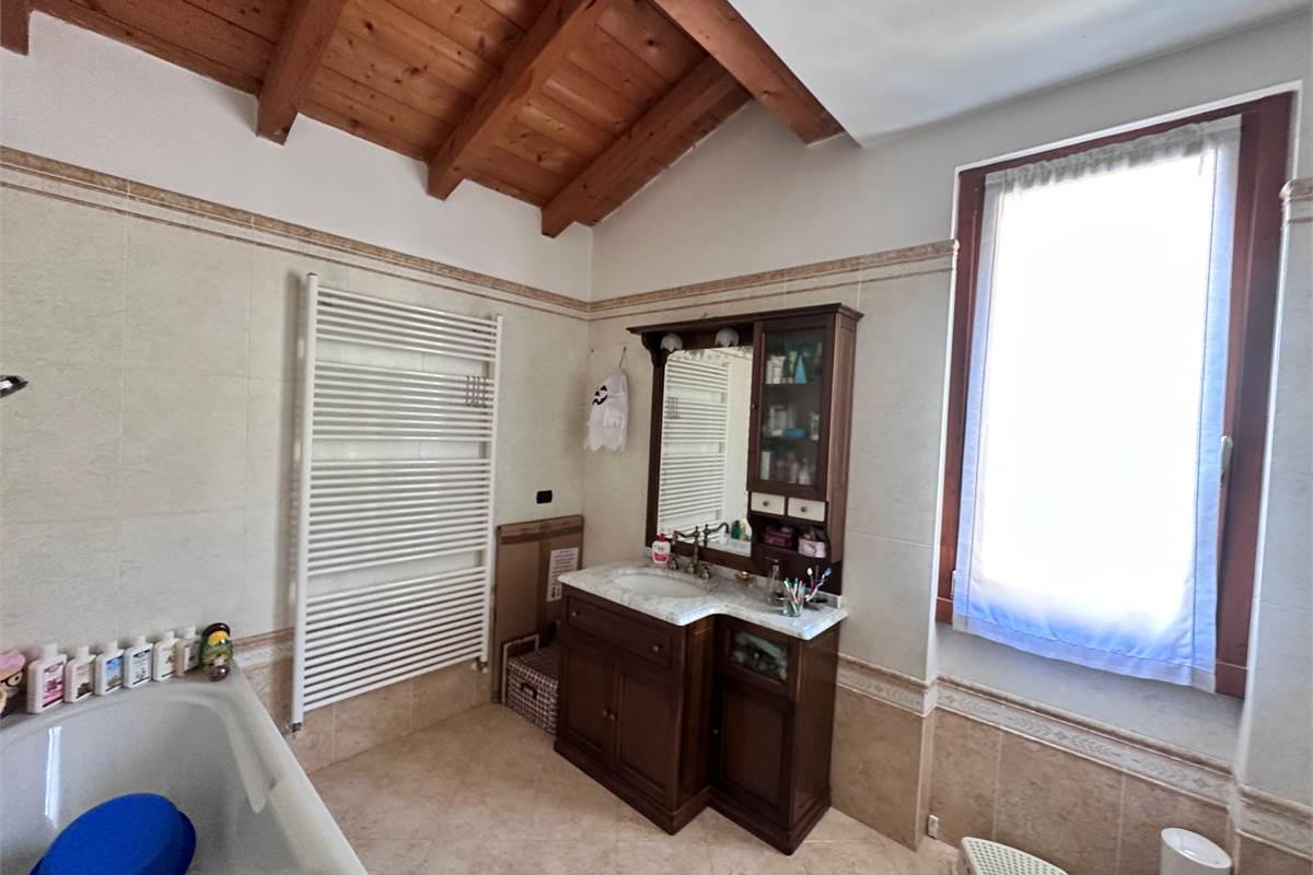 ERBA:BUCCINIGO -ALBAVILLA:PORZIONE DI VILLA CON GIARDINO