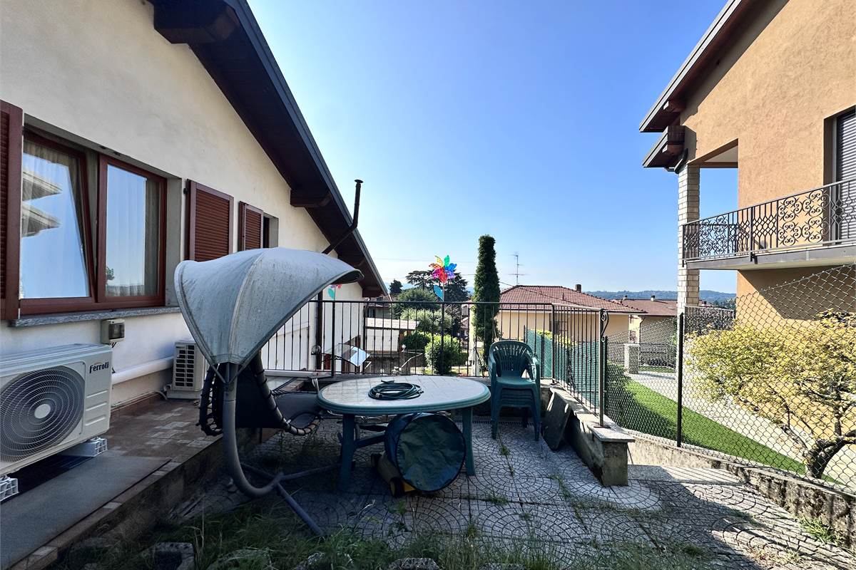 ERBA:BUCCINIGO -ALBAVILLA:PORZIONE DI VILLA CON GIARDINO