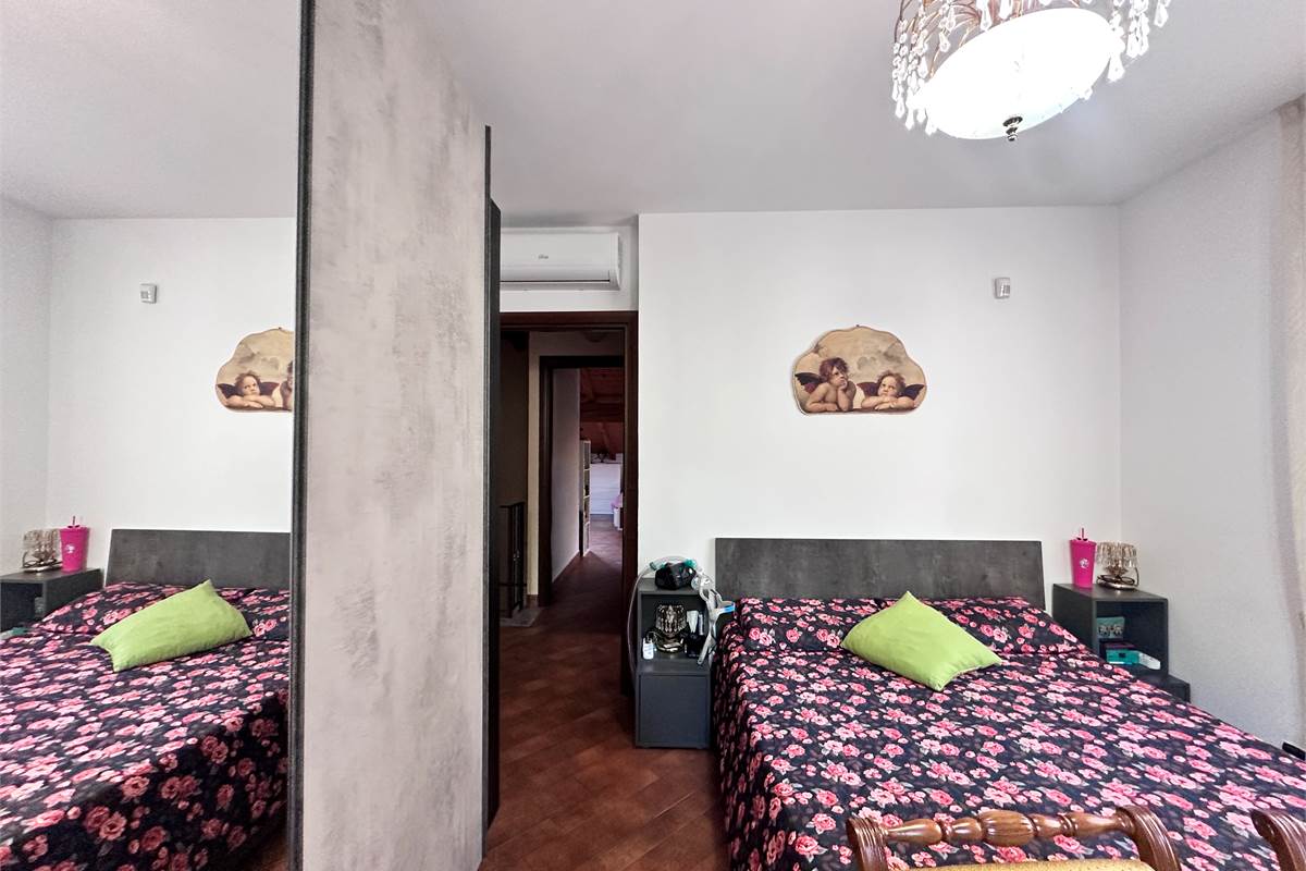 ERBA:BUCCINIGO -ALBAVILLA:PORZIONE DI VILLA CON GIARDINO