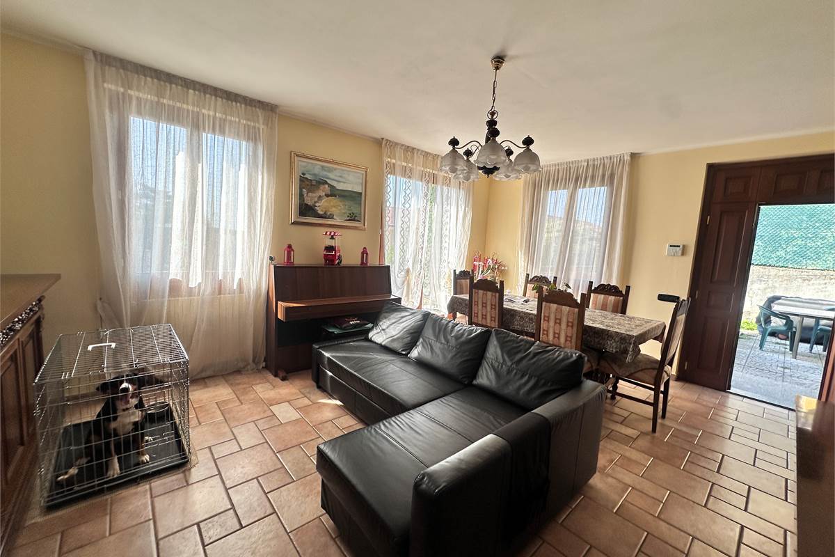 ERBA:BUCCINIGO -ALBAVILLA:PORZIONE DI VILLA CON GIARDINO