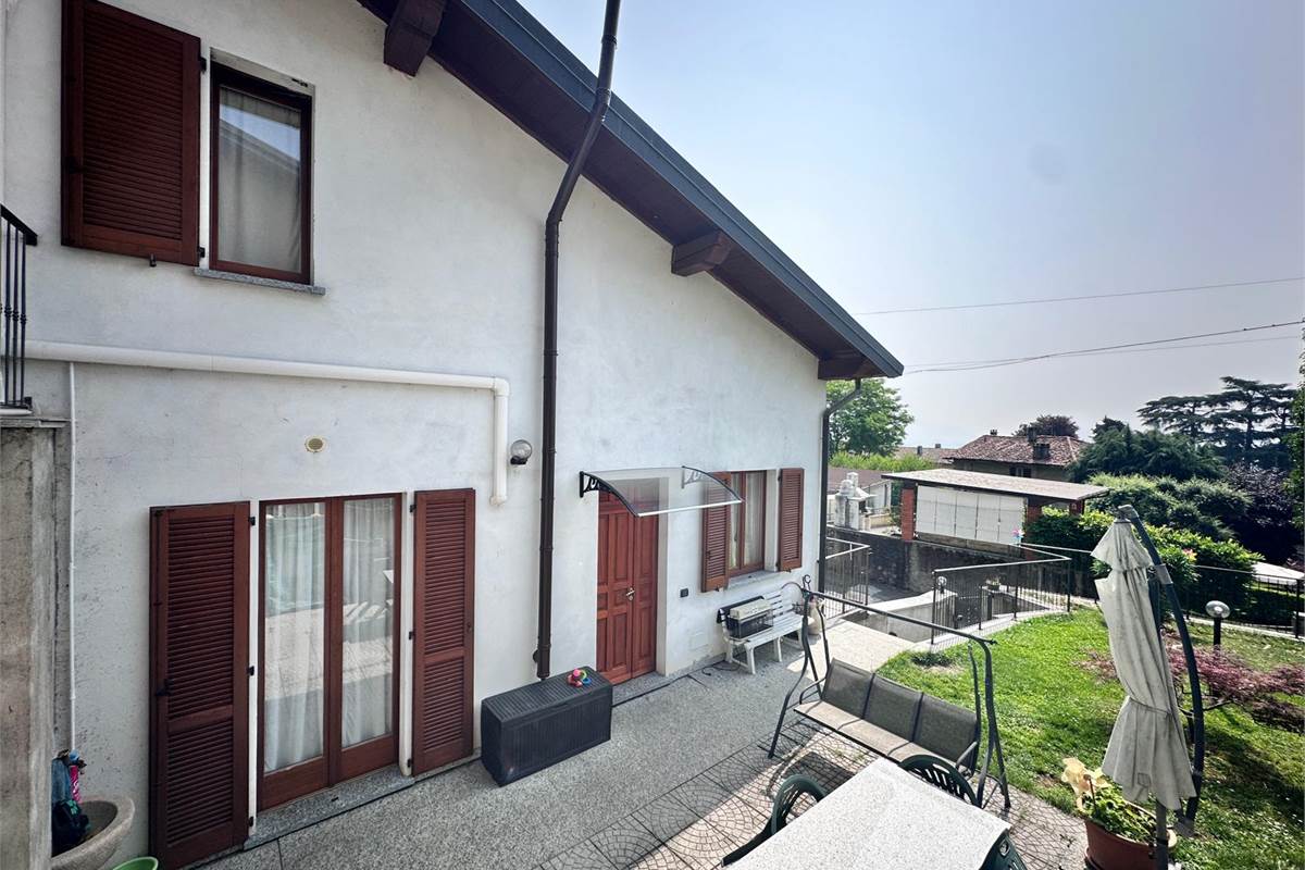 ERBA:BUCCINIGO -ALBAVILLA:PORZIONE DI VILLA CON GIARDINO