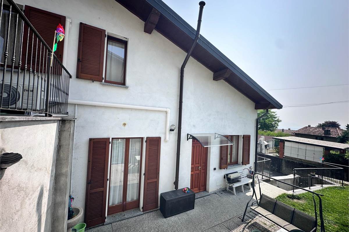 ERBA:BUCCINIGO -ALBAVILLA:PORZIONE DI VILLA CON GIARDINO