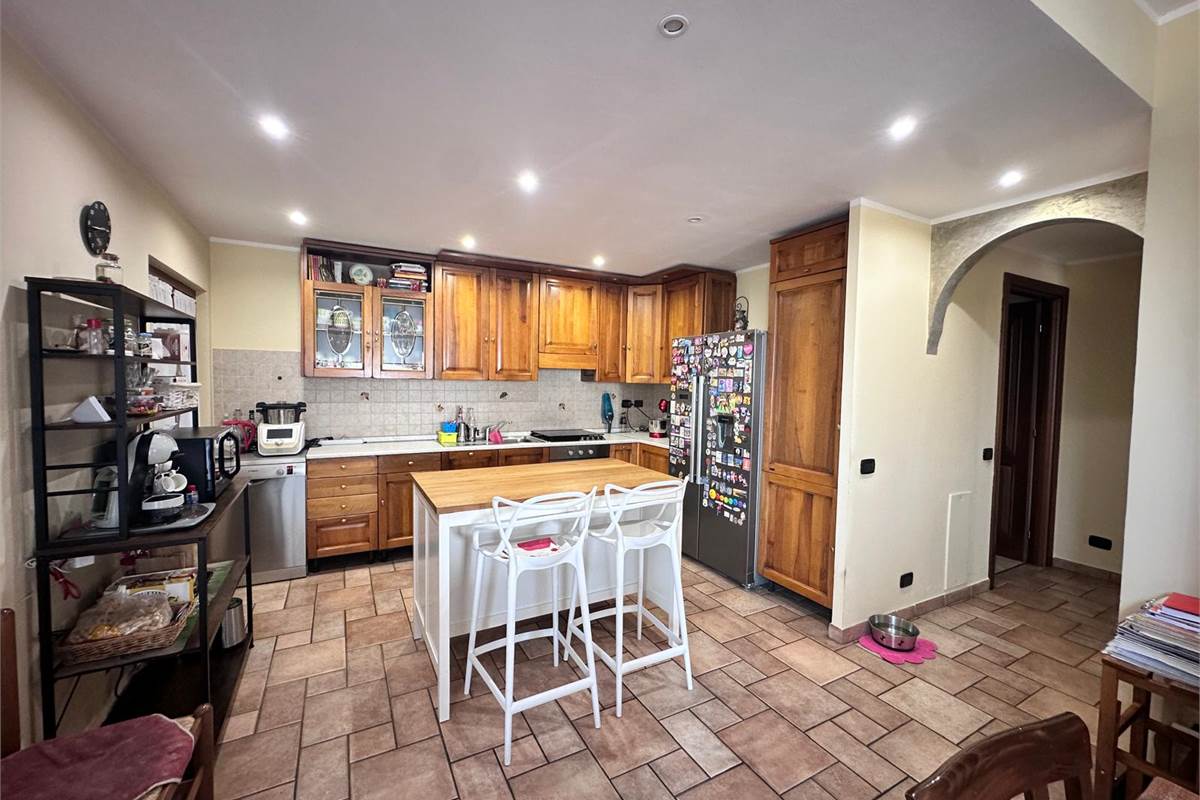 ERBA:BUCCINIGO -ALBAVILLA:PORZIONE DI VILLA CON GIARDINO