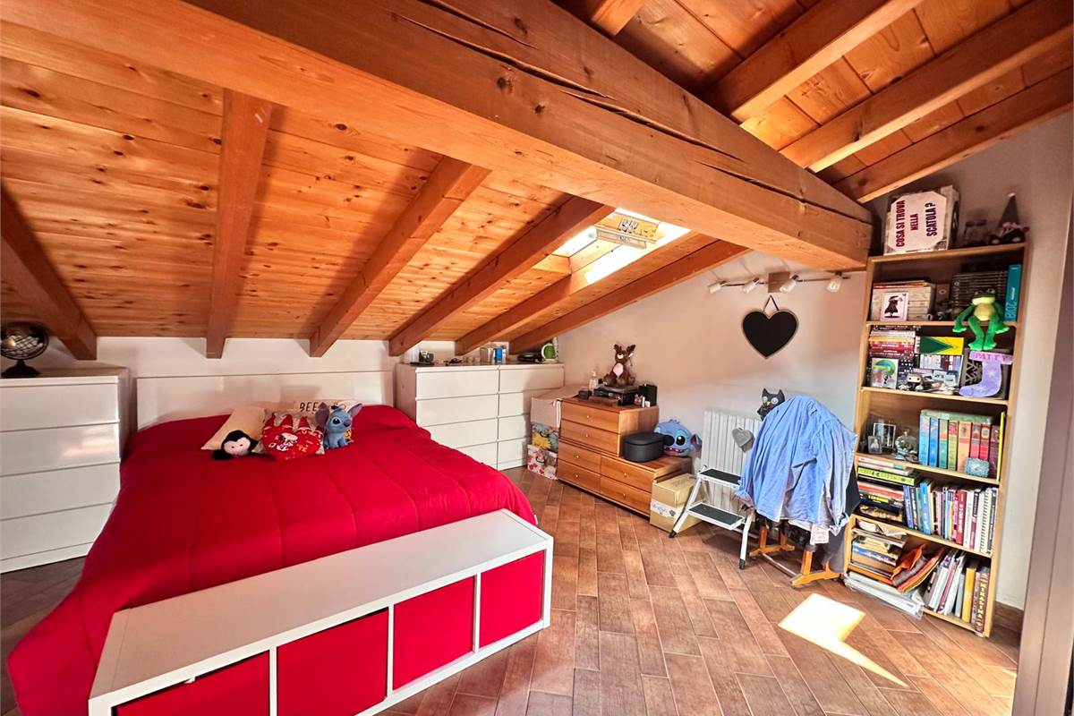 ERBA:BUCCINIGO -ALBAVILLA:PORZIONE DI VILLA CON GIARDINO