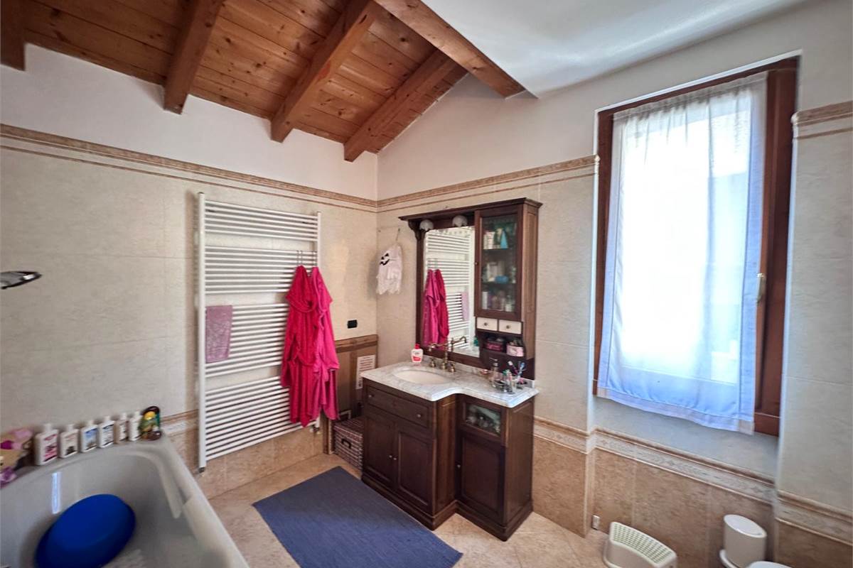 ERBA:BUCCINIGO -ALBAVILLA:PORZIONE DI VILLA CON GIARDINO