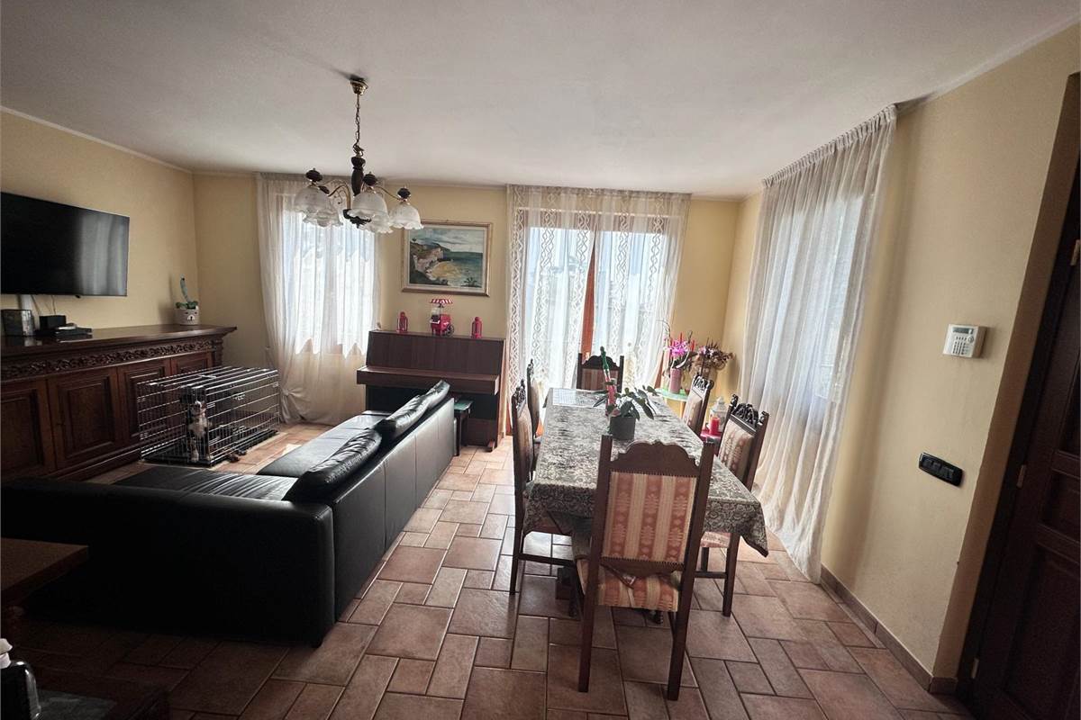 ERBA:BUCCINIGO -ALBAVILLA:PORZIONE DI VILLA CON GIARDINO