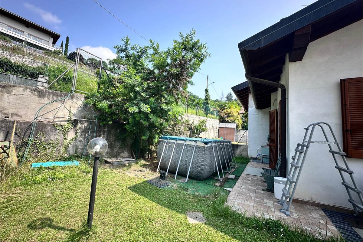 ERBA:BUCCINIGO -ALBAVILLA:PORZIONE DI VILLA CON GIARDINO