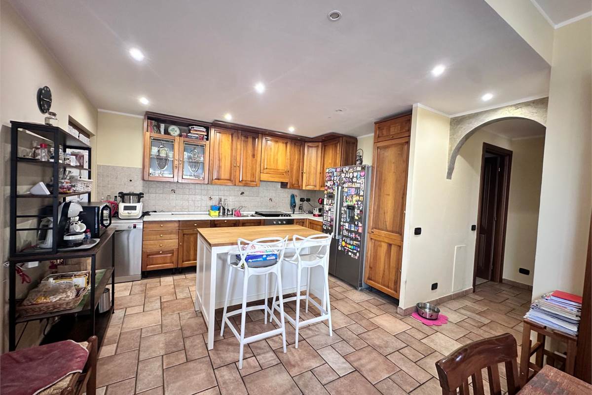 ERBA:BUCCINIGO -ALBAVILLA:PORZIONE DI VILLA CON GIARDINO