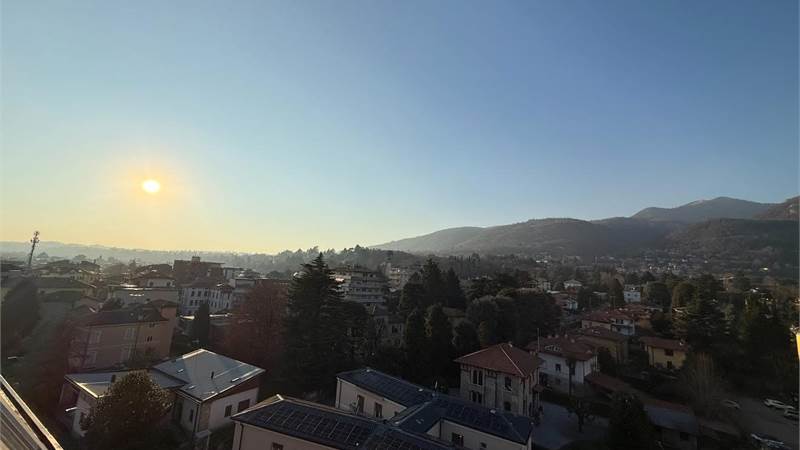 ERBA CENTRO:BILOCALE CON TERRAZZA PANORAMICA