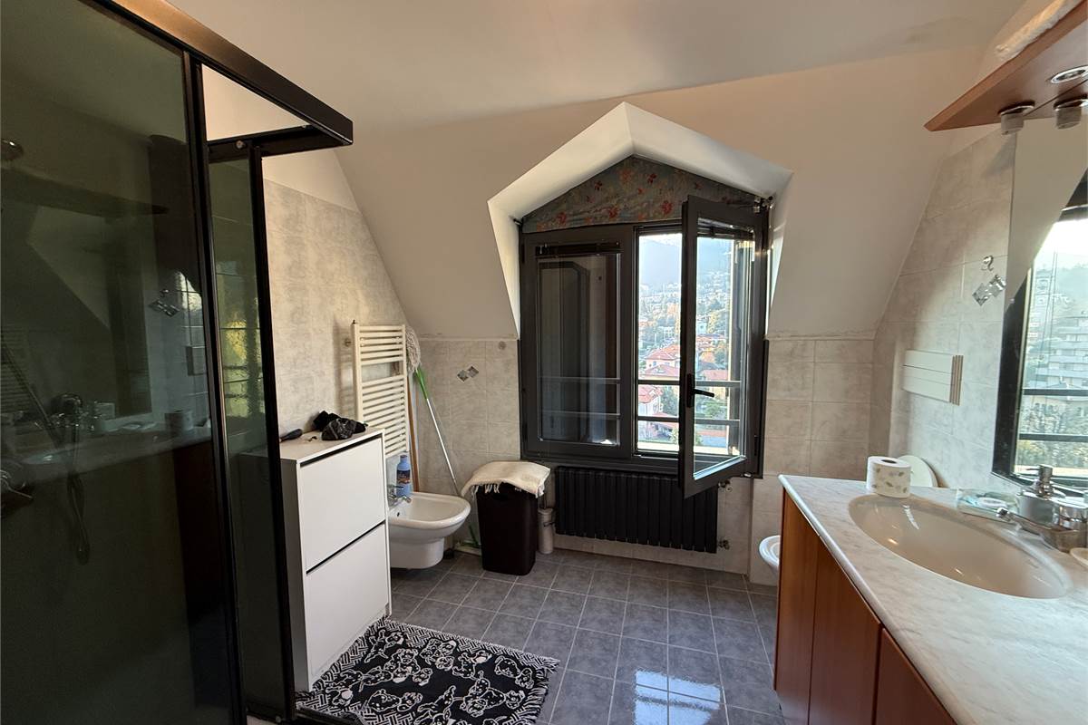 ERBA CENTRO:BILOCALE CON TERRAZZA PANORAMICA