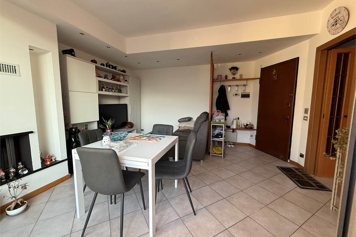 ERBA CENTRO:BILOCALE CON TERRAZZA PANORAMICA