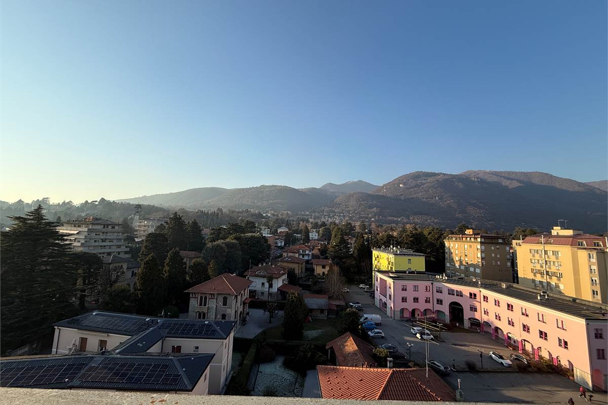 ERBA CENTRO:BILOCALE CON TERRAZZA PANORAMICA