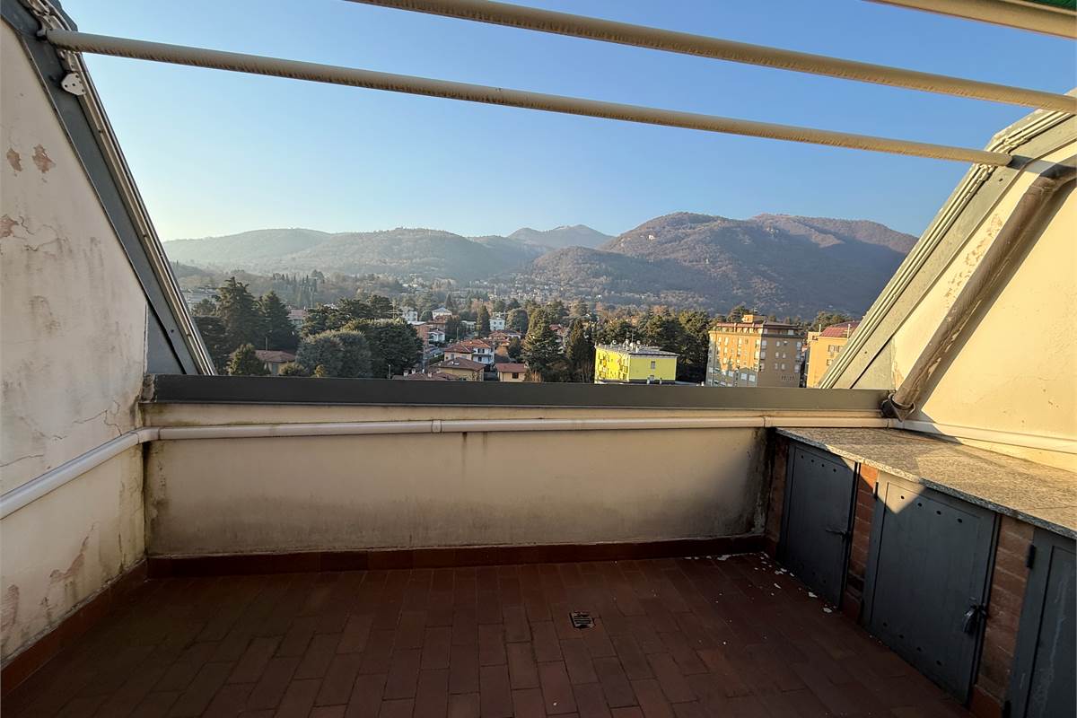 ERBA CENTRO:BILOCALE CON TERRAZZA PANORAMICA
