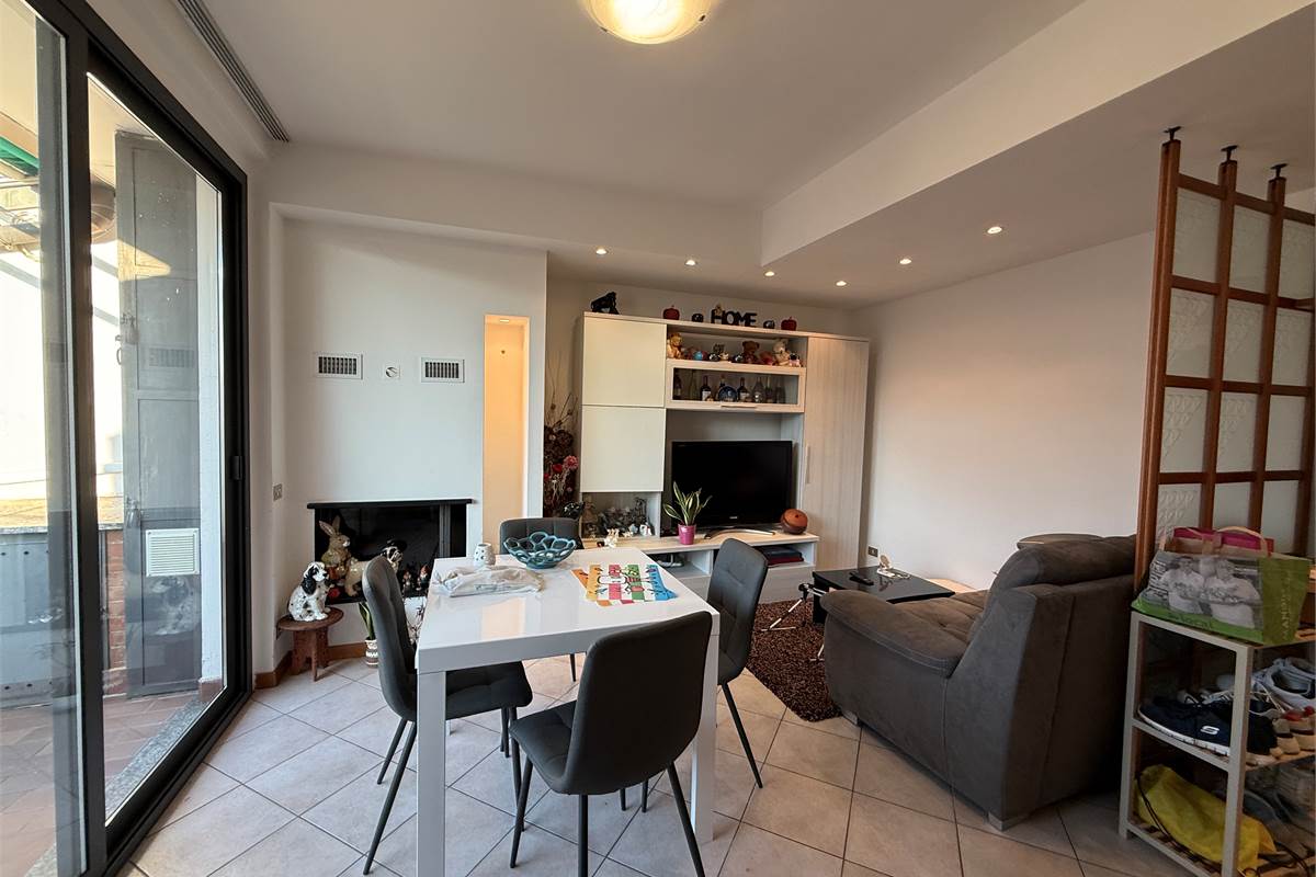 ERBA CENTRO:BILOCALE CON TERRAZZA PANORAMICA