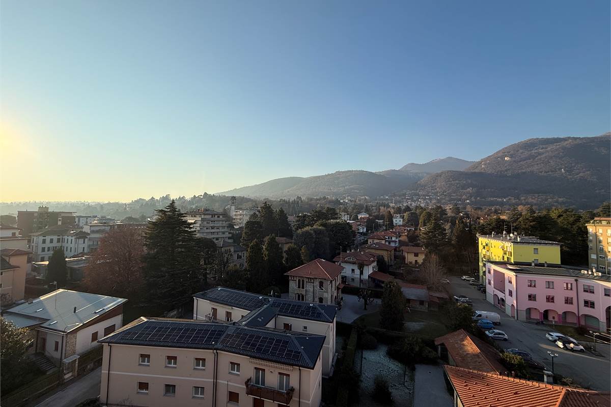 ERBA CENTRO:BILOCALE CON TERRAZZA PANORAMICA