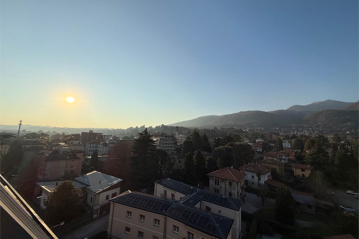 ERBA CENTRO:BILOCALE CON TERRAZZA PANORAMICA