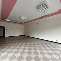 ERBA:LOCALI COMMERCIALI CON VETRINE