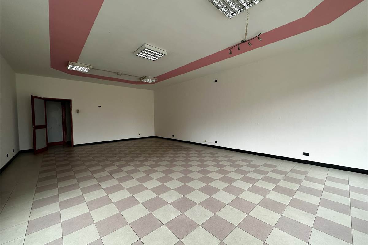 ERBA:LOCALI COMMERCIALI CON VETRINE