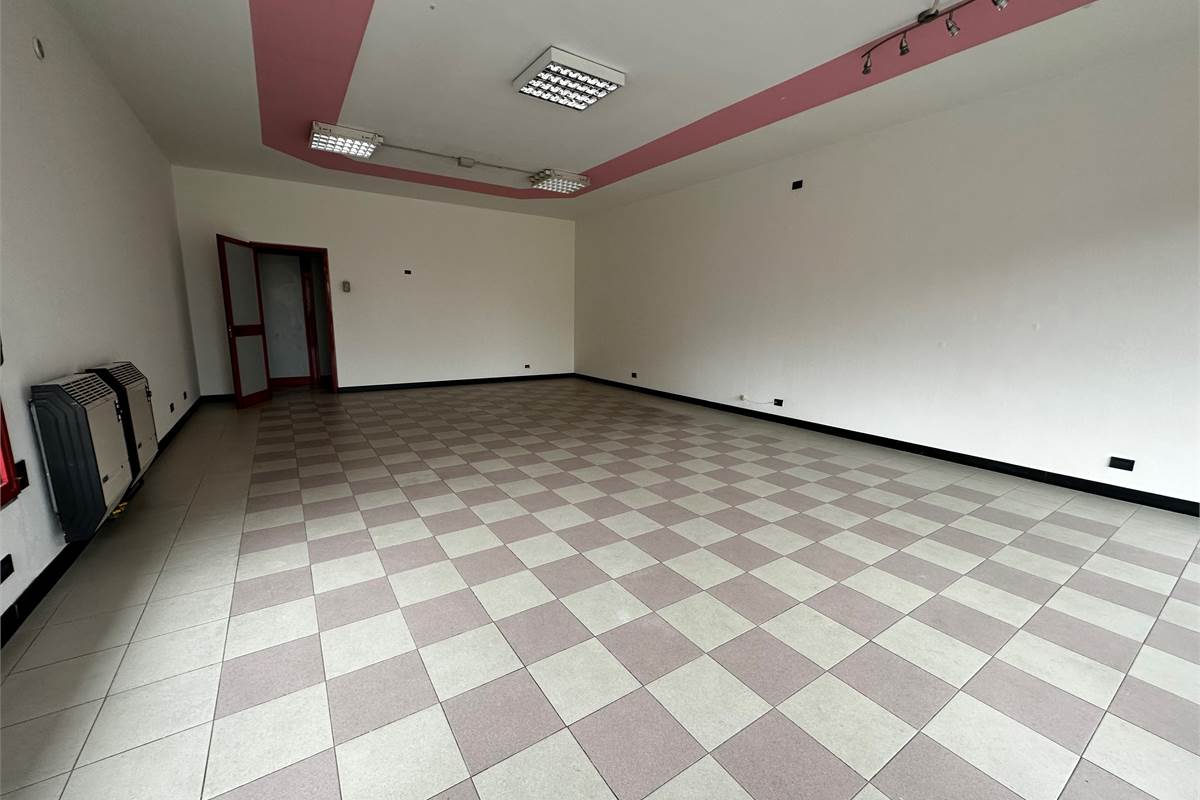 ERBA:LOCALI COMMERCIALI CON VETRINE